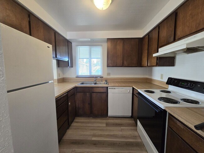 Building Photo - 140 NE Atkinson Ct