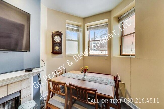 Building Photo - 1423 W Oakdale-Unit G