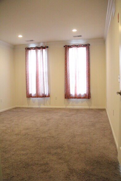 Common bathroom view 1 - 115 Deacon Shattuck Way