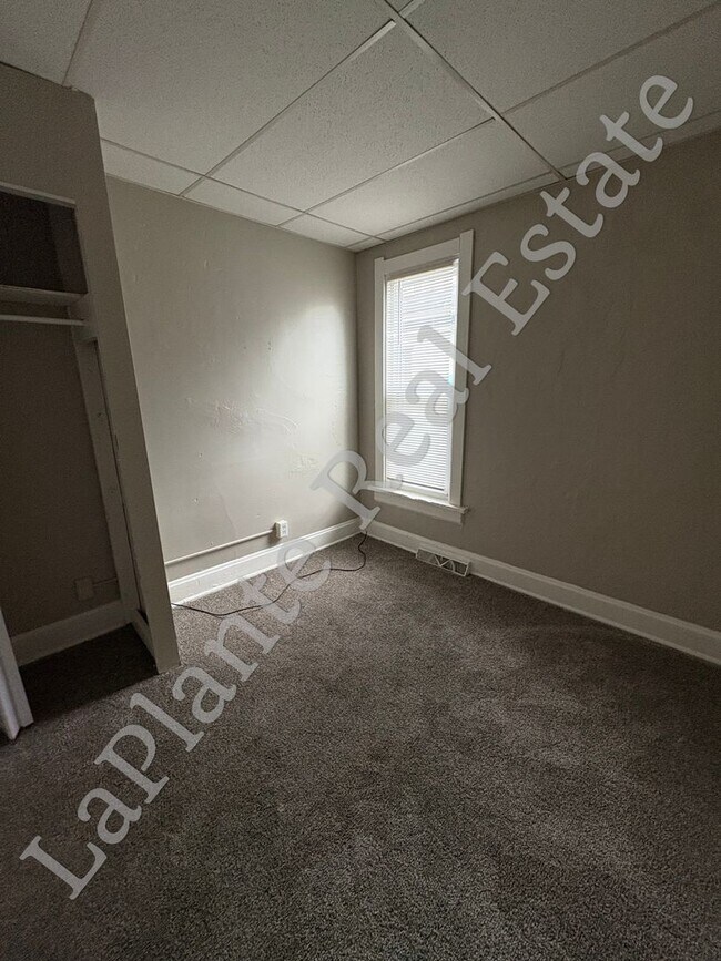 Building Photo - Welcome to this Charming 3-Bedroom Home Ne...