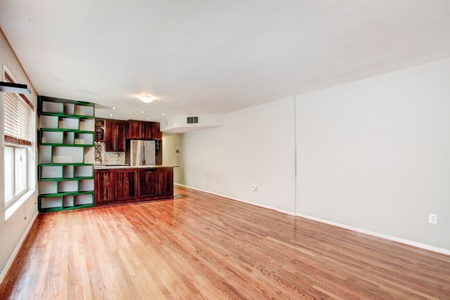 Building Photo - Charming Chevy Chase Condo! Parking and Ut...