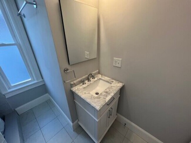 Building Photo - Beautiful Porter/Harvard 2 bedroom apartme...