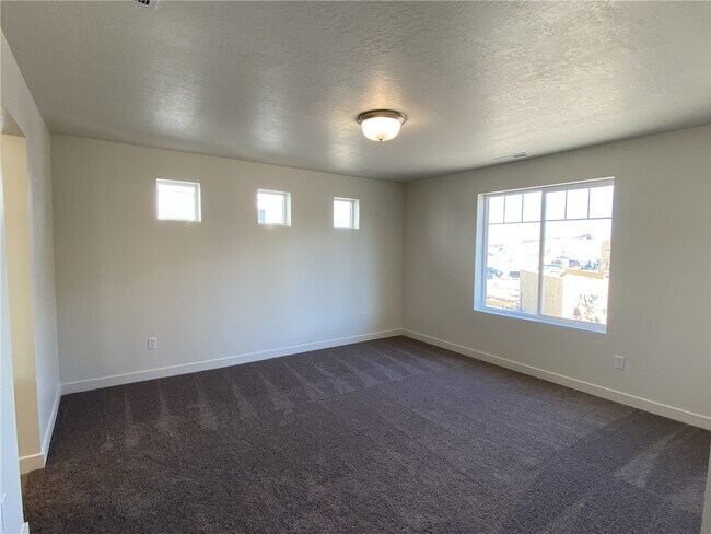 Building Photo - 138 E Crown Point Dr