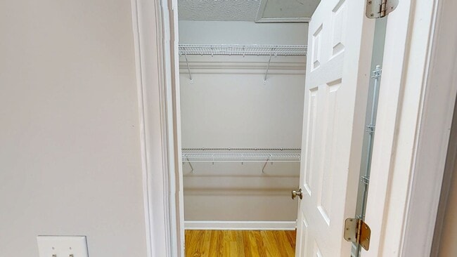 Building Photo - Open Floor Plan with Fenced Back Yard in L...