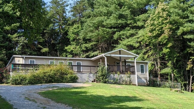 Building Photo - Great 3 Bedroom 2 Bath Home in quiet resid...