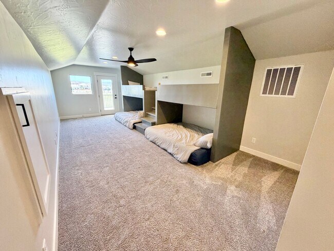Building Photo - Beautiful Modern 5 Bedroom Home!! Furnished or Unfurnished option!!