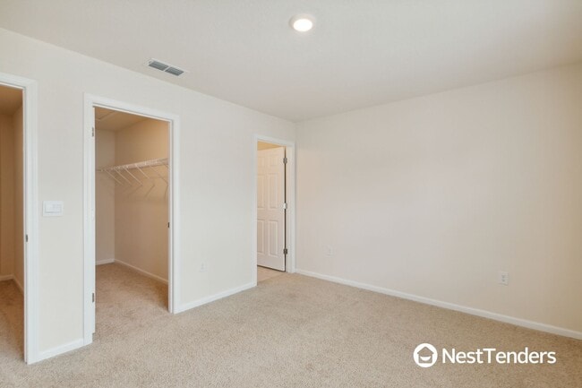 Building Photo - Beautiful End Unit Townhome!