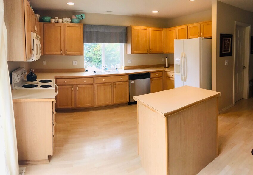kitchen first floor - 4433 115th St SE