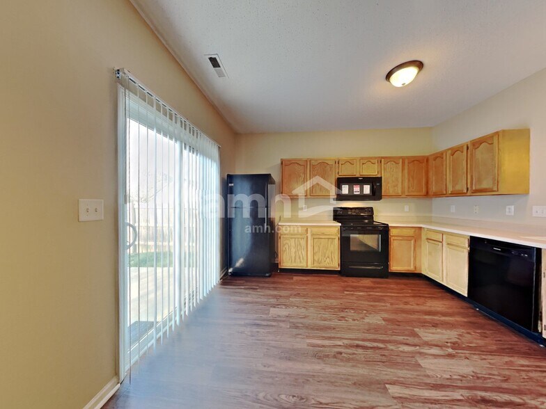 Building Photo - 9735 Thomas Ln