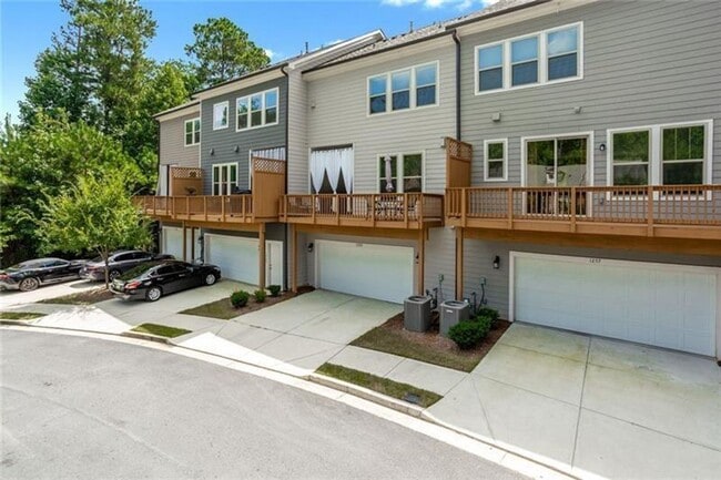 Building Photo - Large 3 Bedroom Luxury Townhome on Silver ...