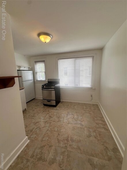 Building Photo - 122 W Houstonia Ave