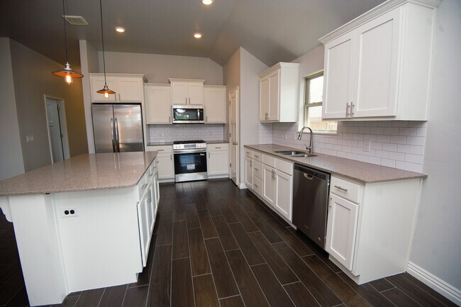 Building Photo - 4405 W Country Club Dr