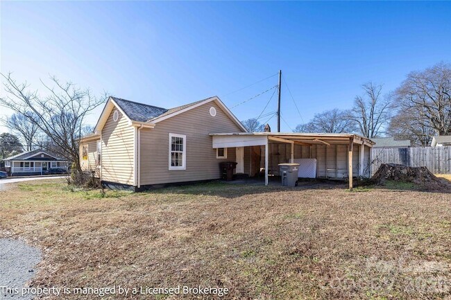 Building Photo - 2205 Ln St