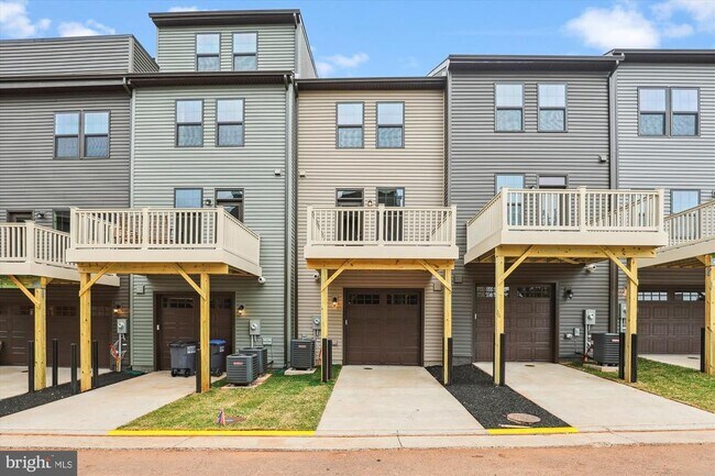 Building Photo - 14076 Sunrise Valley Dr