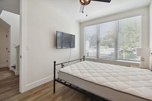 Building Photo - Luxurious 3 Bedroom Condo with Spacious Layout and Prime Location in Tampa, FL!