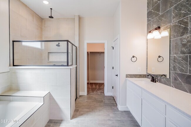 Building Photo - 13368 Emerald Glass Dr