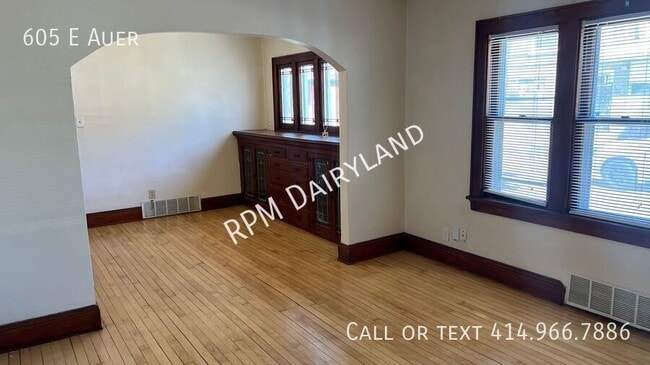 Building Photo - 605 E Auer-