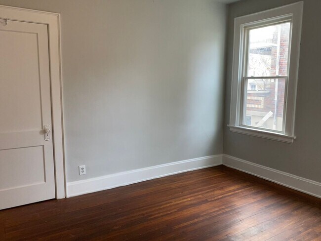 Building Photo - 4226 W 8th St