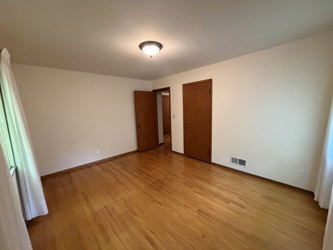 Building Photo - 926 Laurelwood Rd