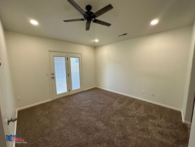 Building Photo - Fully Remodeled 3 bedroom 2 bathroom