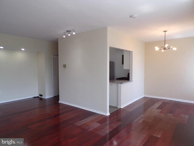 Building Photo - 4390 Lorcom Ln
