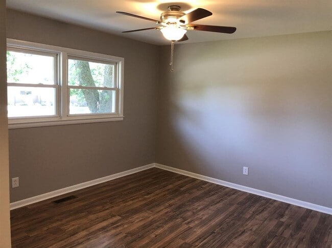 Building Photo - AVAILABLE JULY 15TH.  3 BEDROOM 1 1/2 BATH...