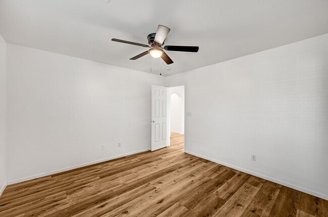 Building Photo - Stunning 4 Bed 2.5 Bath!