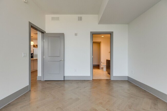 Building Photo - 2 Bedroom Luxury Condo w/ Exquisite Design and World-class Service