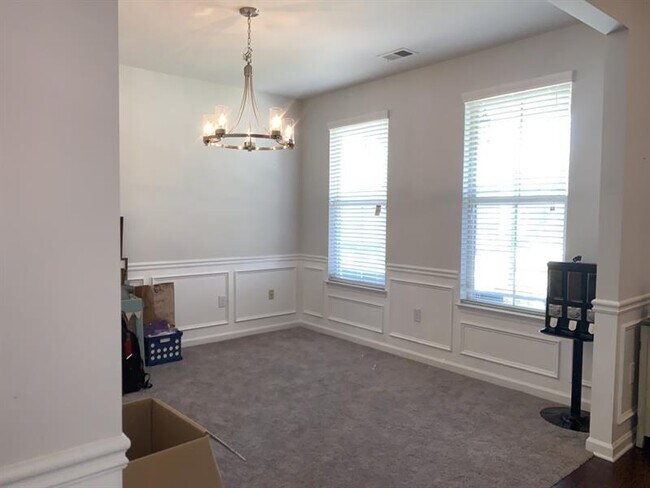 Building Photo - 285 Broadmoor Dr