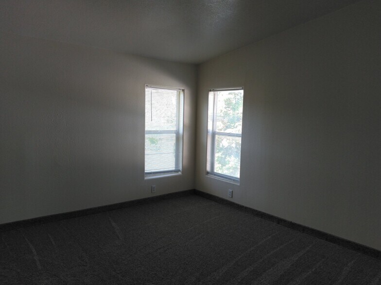Building Photo - 446 240 N