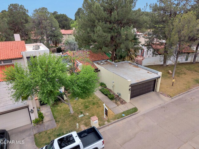 Building Photo - 620 Lakeway Dr