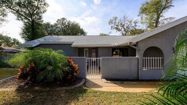 Building Photo - 4 Baywood Dr