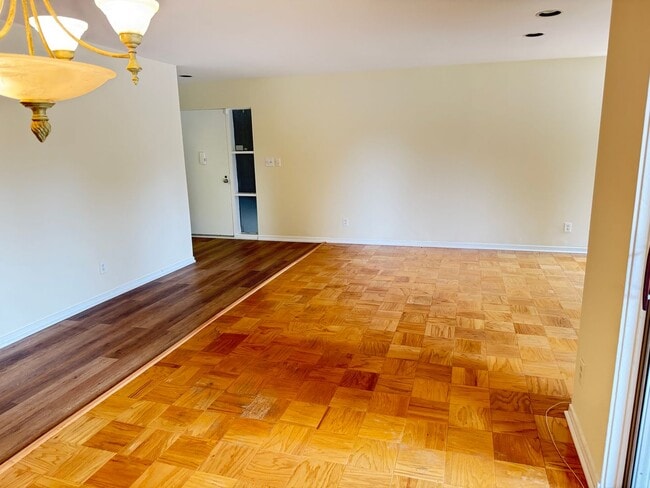 Building Photo - Chic & Comfortable 2BR/2BA Ground-Level Co...