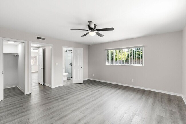 Building Photo - Home For Rent in St Petersburg!