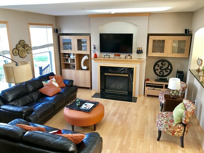 Building Photo - Beautiful 3 Br / 2.5 Ba TH w/ Granite Counters, Hdwd Flrs, 2 Car Garage in Eden Prairie!