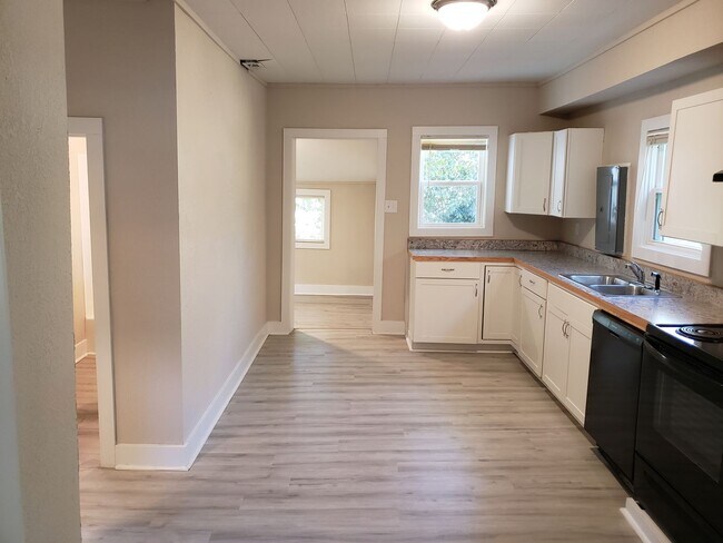 Building Photo - Spacious 2-Bedroom, 1-Bathroom Home AVAILABLE NOW!!