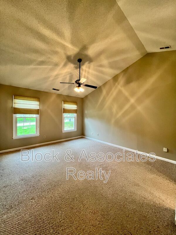 Building Photo - 1613 Round Hill Cir