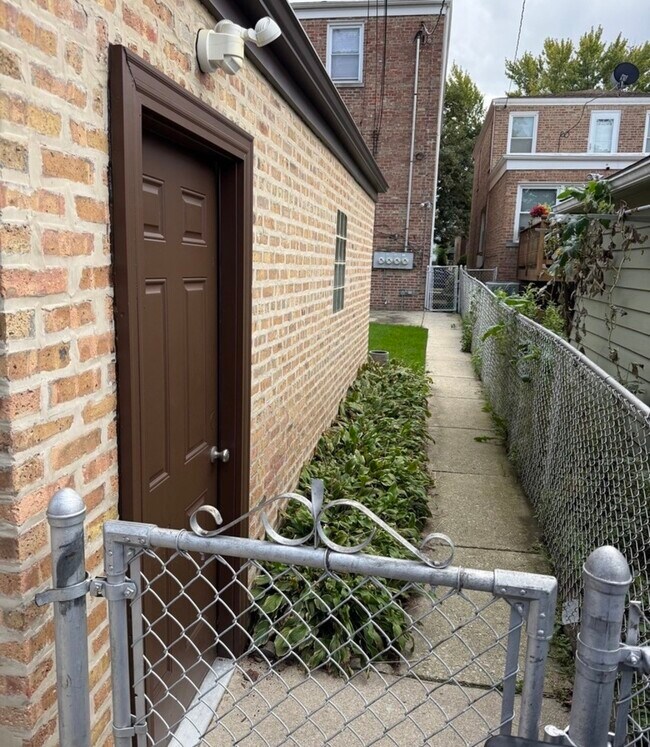 Building Photo - 2718 W Balmoral Ave