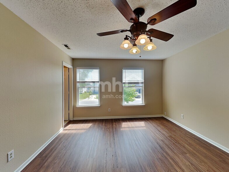 Building Photo - 870 Streamside Dr