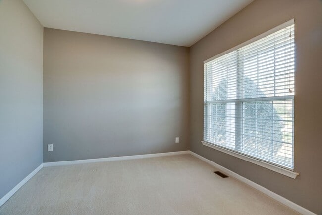 Building Photo - AVAILABLE NOW! 3- or 4-bed/3.5-bath in Bre...