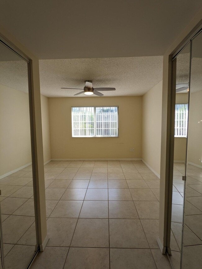 Building Photo - 1000 Crestwood Ct S