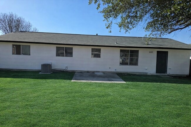 Building Photo - 5855 Castle Brook Dr