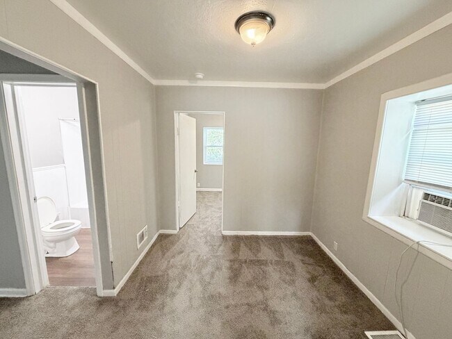 Building Photo - 743 N Kiger Rd