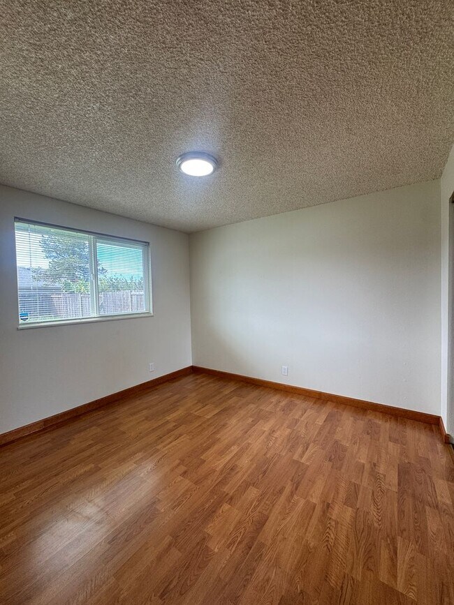 Building Photo - (KIE 1) 2-Bed, 1-Bath Duplex