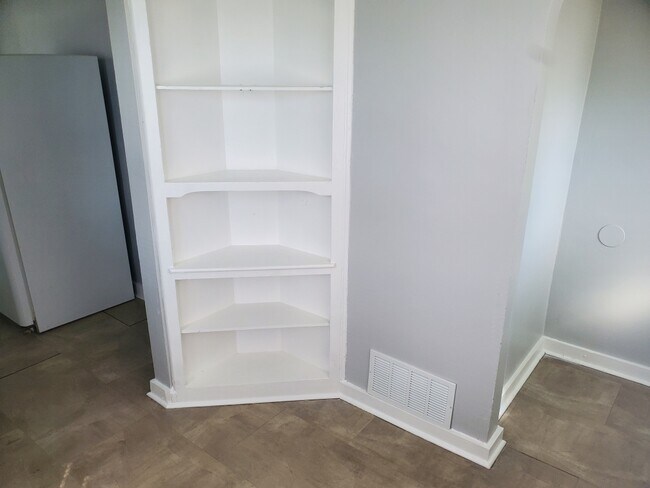 Building Photo - 1156 E Fox St