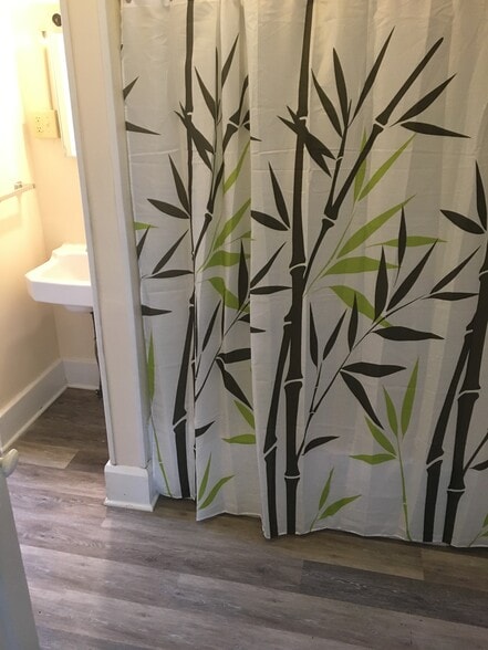 Building Photo - 817 Hess Ave