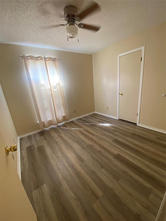 Building Photo - 1806 Sierra Dr