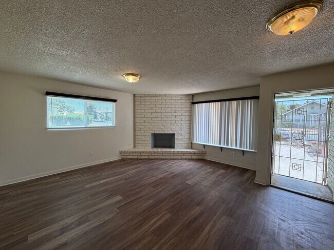 Building Photo - Adorable Home in Oleander Area!