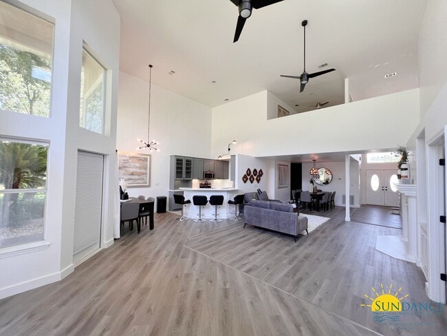 Building Photo - Custom Furnished 4 bed 3.5 bath in Emerald Bay!