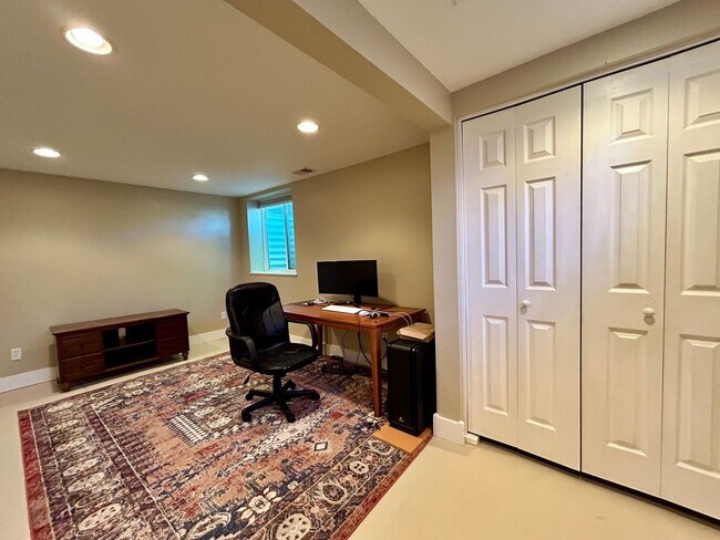 Building Photo - Spacious 4-Bedroom House Near Open Space in Heatherwood, Boulder